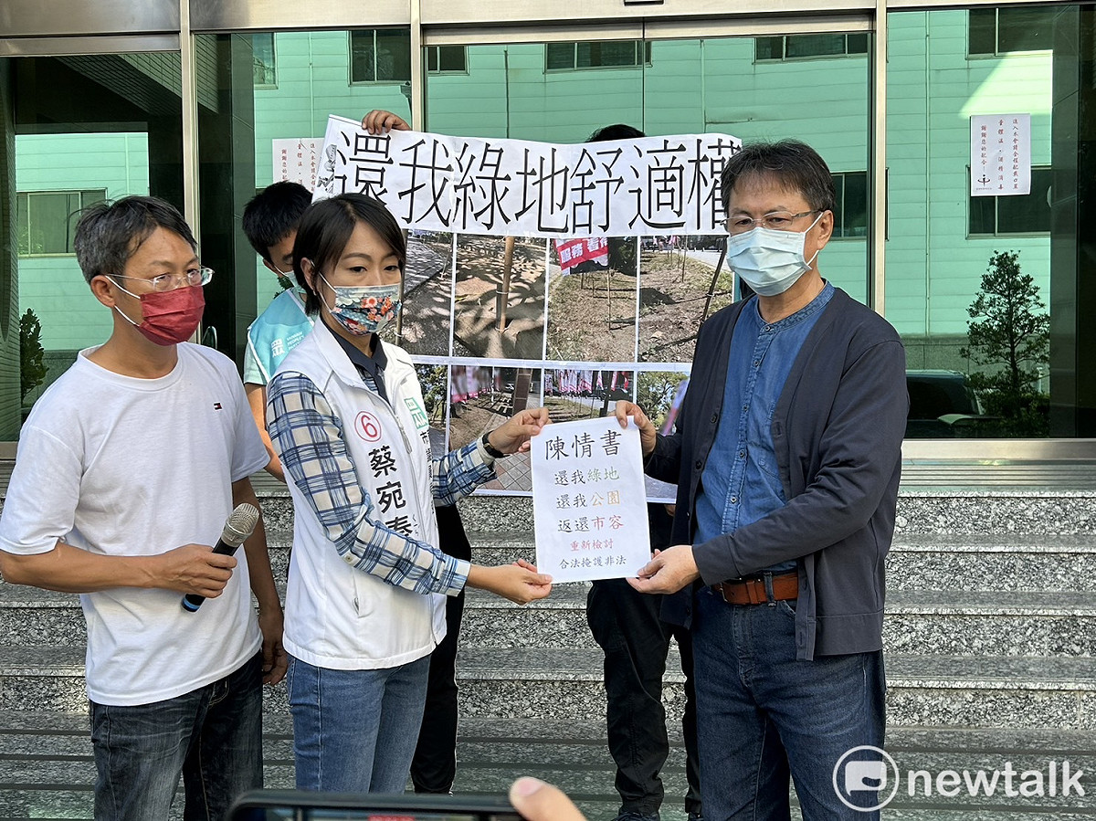 選委會開放公園有競選旗幟設置專區，在兩日內更是讓各大公園成為「旗海飄揚」的特色公園，公園角落、四周滿布旗幟，民眾黨東區市議員候選人蔡宛秦今日前往台南市選委會遞交陳情抗議書，要求選委會要重新檢討這種「奇筢的合法」。 圖：黃博郎／攝