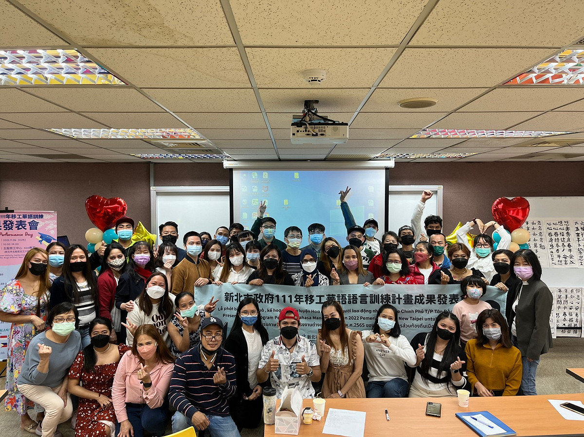 成果發表會後，大家依依不捨。 圖：新北市勞工局提供