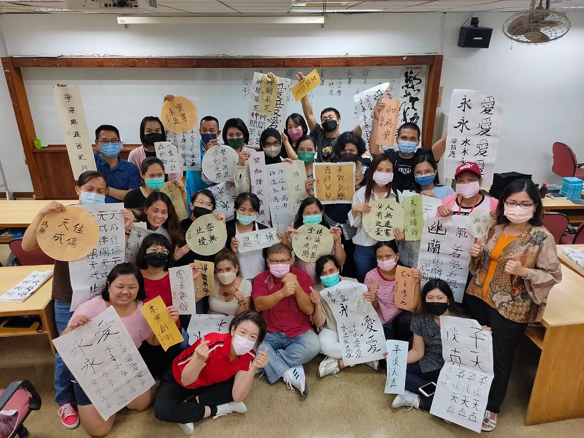 學員展現書法練習作品。 圖：新北市勞工局提供
