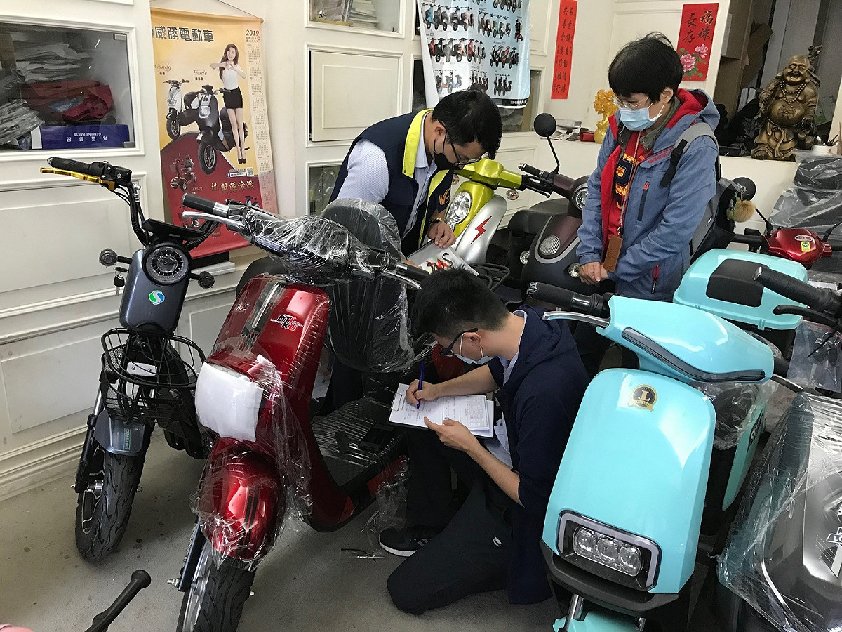 交通局針對販售微型電動二輪車之業者進行稽查。 圖：新北市交通局提供