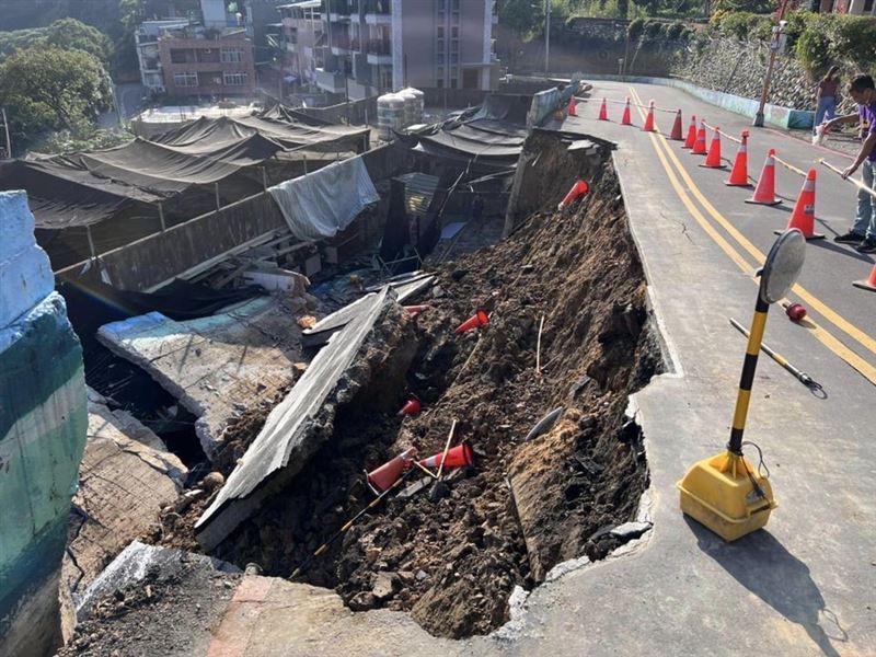 新北市樹林區驚見路塌意外，畫面相當驚人，甚至吞噬下方房屋。 圖:翻攝自新北交通族臉書