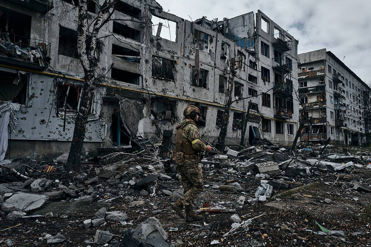 俄軍不斷以飛彈攻擊烏克蘭首都基輔以及周圍城市造成許多平民傷亡，多處主要建築崩毀。 圖：翻攝自澤連斯基臉書（資料照）