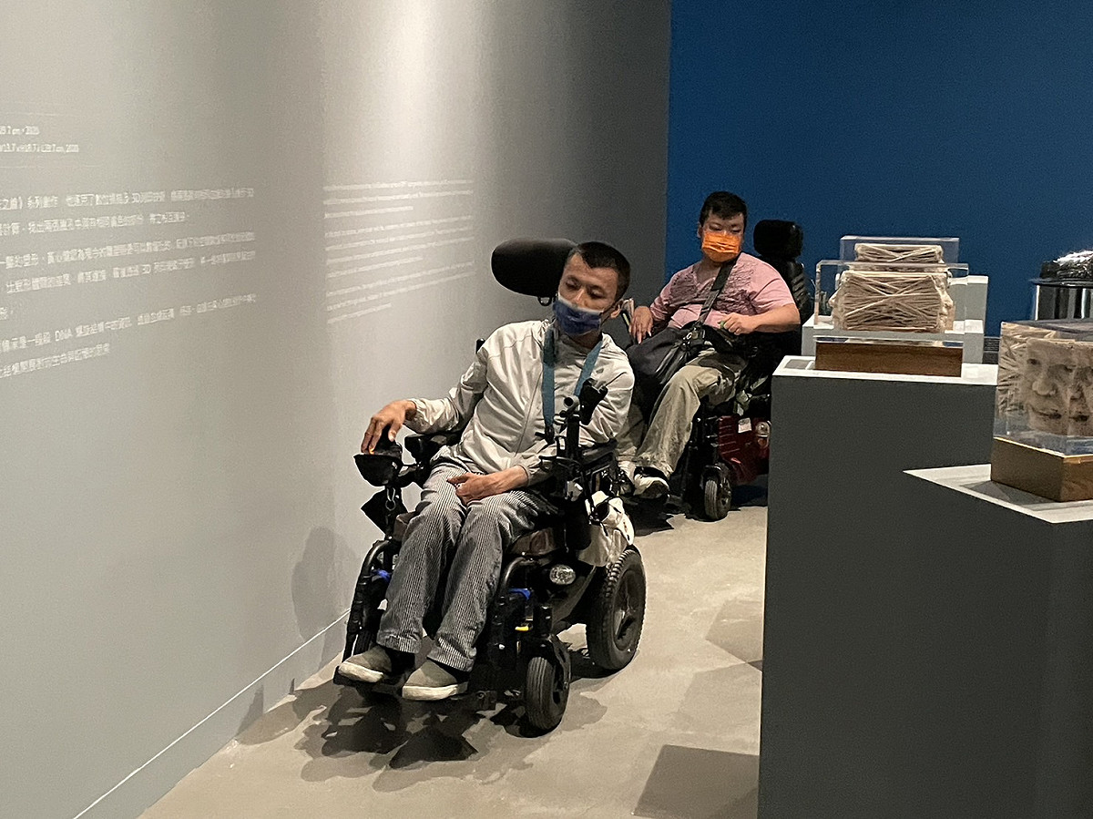 高美館《X人稱》展場設計打造友輪空間，邀請輪椅族現場體驗。 圖:高雄市立美術館提供