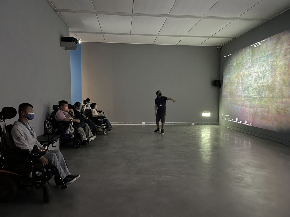 高美館與台灣應用材料股份有限公司合作，各展間重新進行規劃並設置輪椅族優先席，發揮藝術無遠弗屆的力量 圖:高雄市立美術館提供