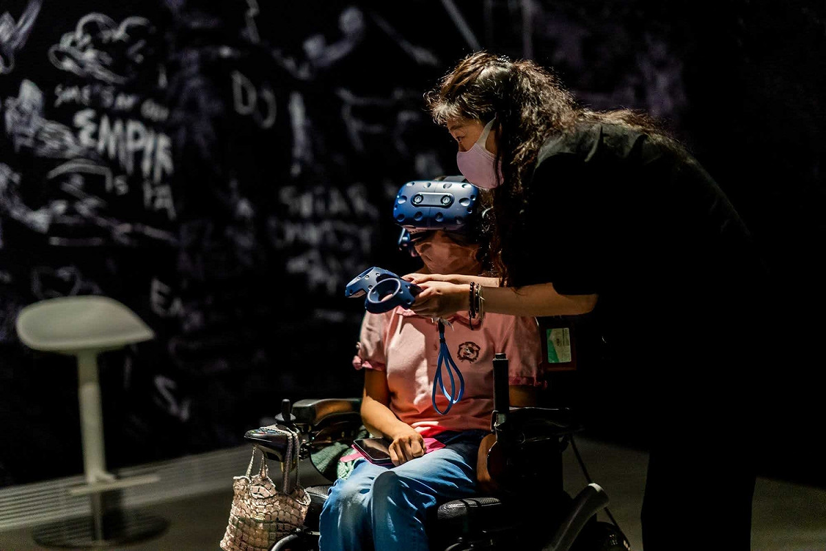 《X人稱》特別打造VR作品的展間設計，突破過往美術館白盒子或黑盒子空間的展示邏輯與框架 圖:高雄市立美術館提供