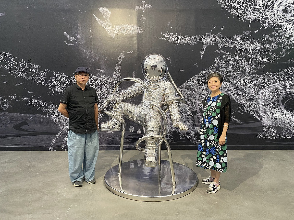 高美館館長李玉玲(右)與藝術家黃心健(左)於《X人稱》展覽現場合影 圖:高雄市立美術館提供