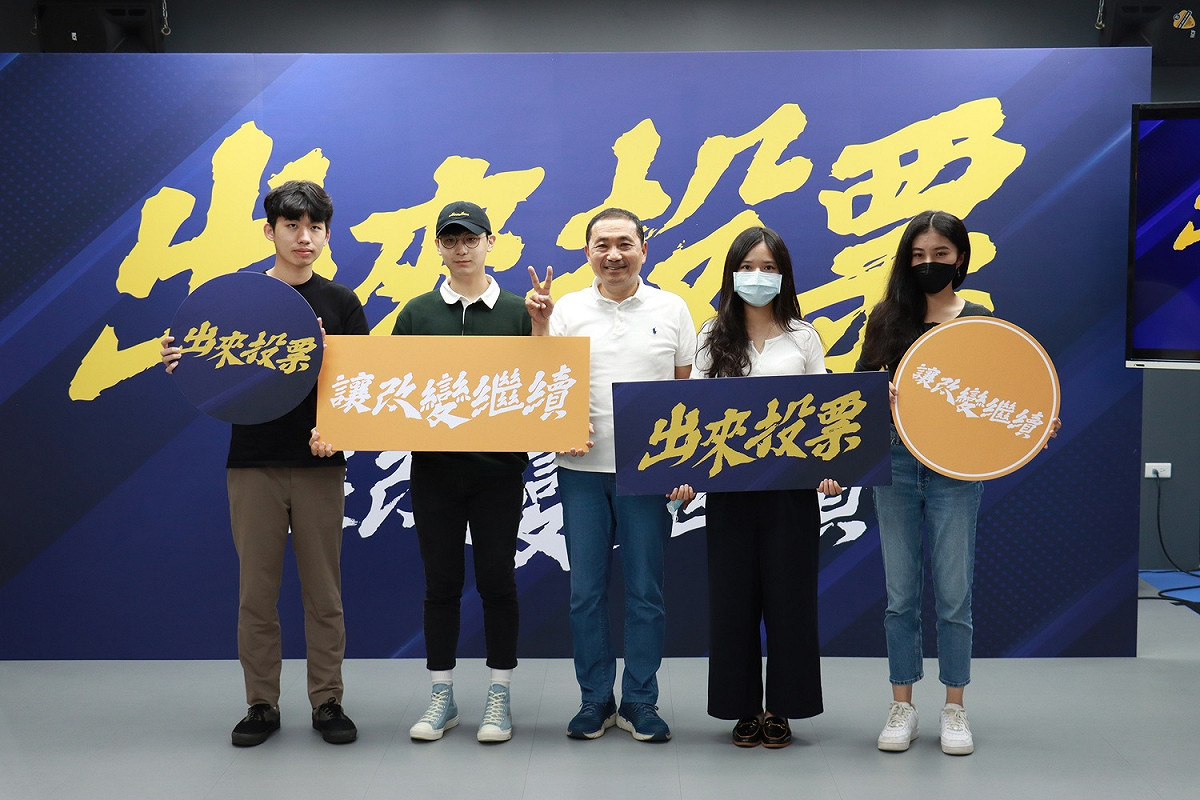 侯友宜今(18)日帶領選辦政治實習生舉行記者會，公布首支60秒版本宣傳影片，細數新北市這四年來的建設推進。 圖：侯選辦提供