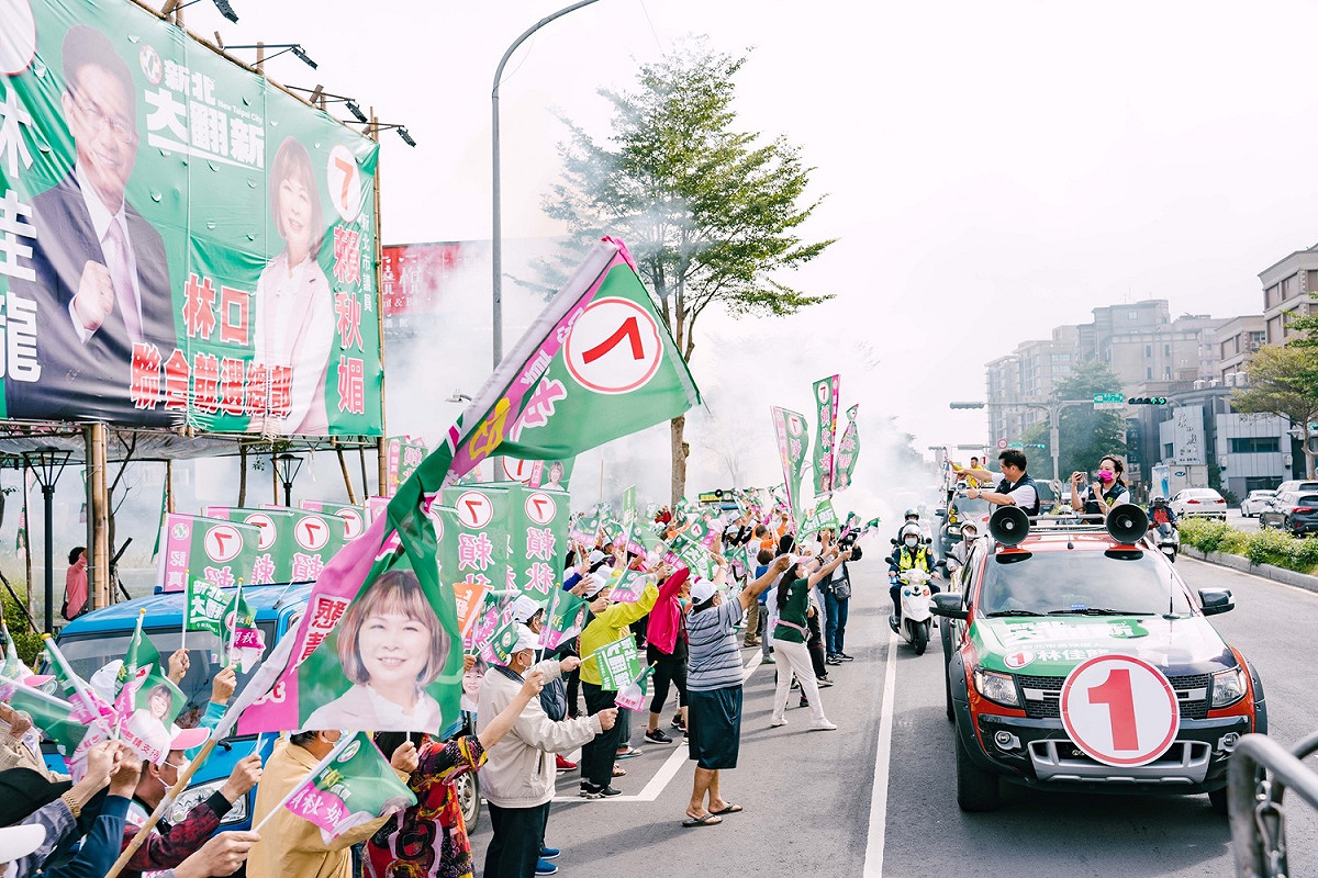 林佳龍今（18）日至林口區進行車隊掃街，沿途市民反應熱烈。 圖：林佳龍競辦提供