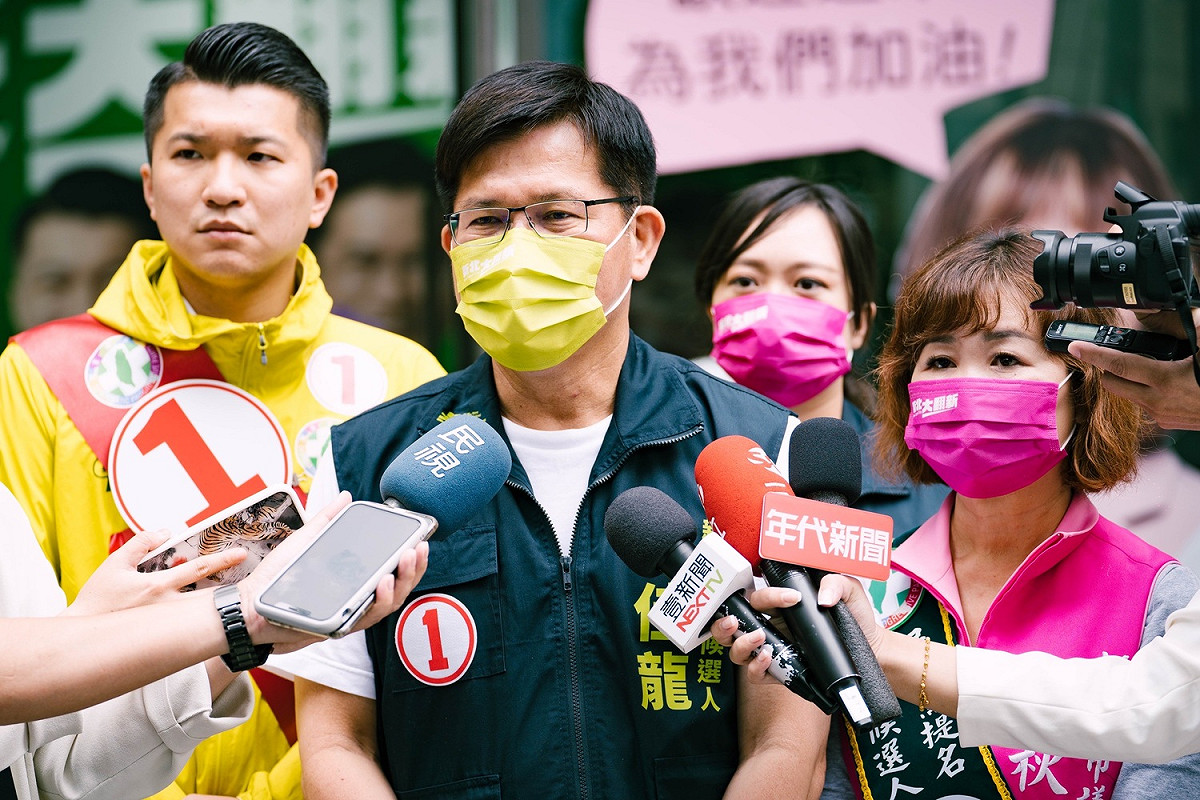 民進黨新北市長候選人林佳龍呼籲選民，用選票拒絕侯友宜，不要讓侯友宜用選票繼續掩蓋事實，而讓恩恩家人永遠得不到真相。 圖：林佳龍競辦提供（資料照）