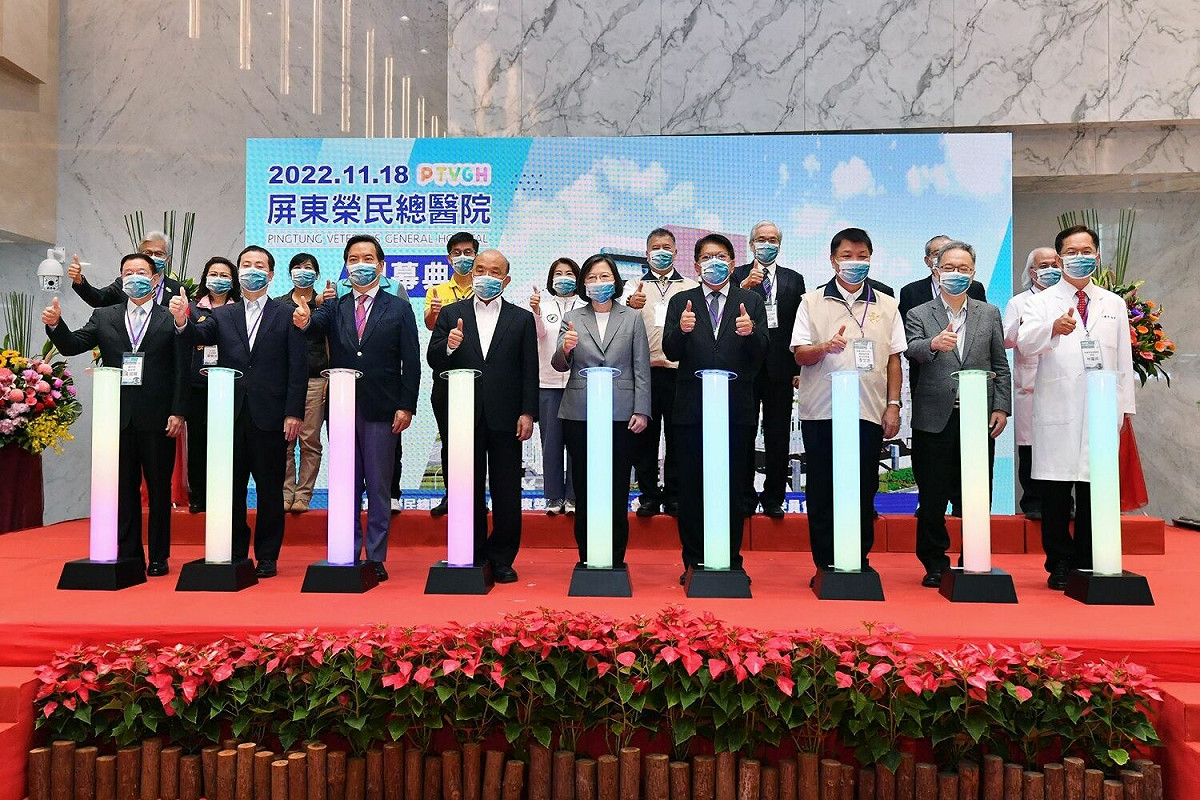 斥資百億打造的屏東榮民總醫院，歷時1千天的工期，終於在今（18）天開幕，蔡英文總統、行政院長蘇貞昌都遠至屏東出席開幕典禮。 圖：行政院提供