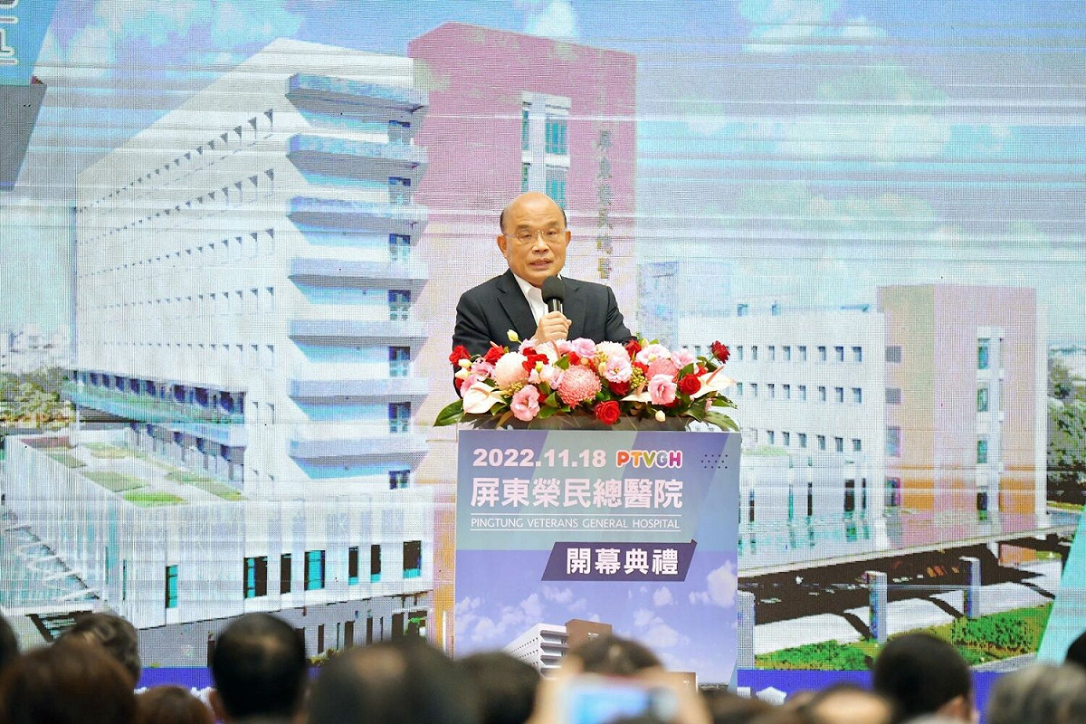 行政院長蘇貞昌今（18）日致詞時提到，他第一次來屏東榮總，就詢問院長有多少個停車位，後來還被媒體報導他當場發飆，看醫院不看醫療器材，先看停車場。 圖：行政院提供