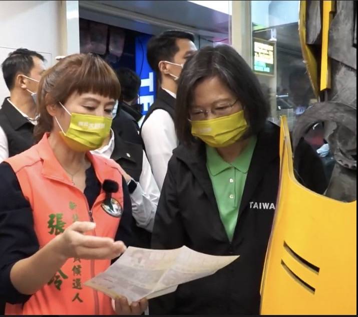 民進黨新北市議員候選人新人張嘉玲處在當選邊緣及呼搶救，總統親自現身張嘉玲競選總部，為自己十幾年來的幕僚子弟兵加油打氣。 圖：張嘉玲競選辦公室／提供