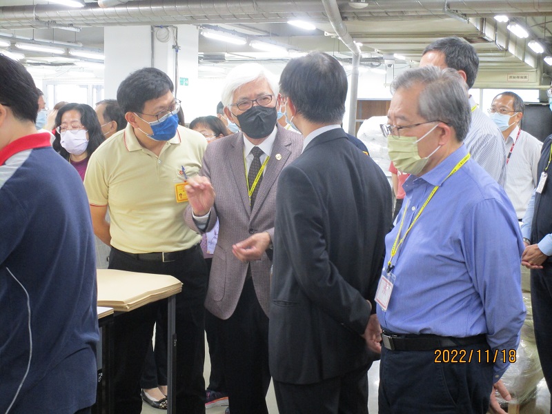 中選會主委李進勇(中)偕新北市選委會主委林祐賢(右一)視察選票印製包封。 圖：新北市選委會提供