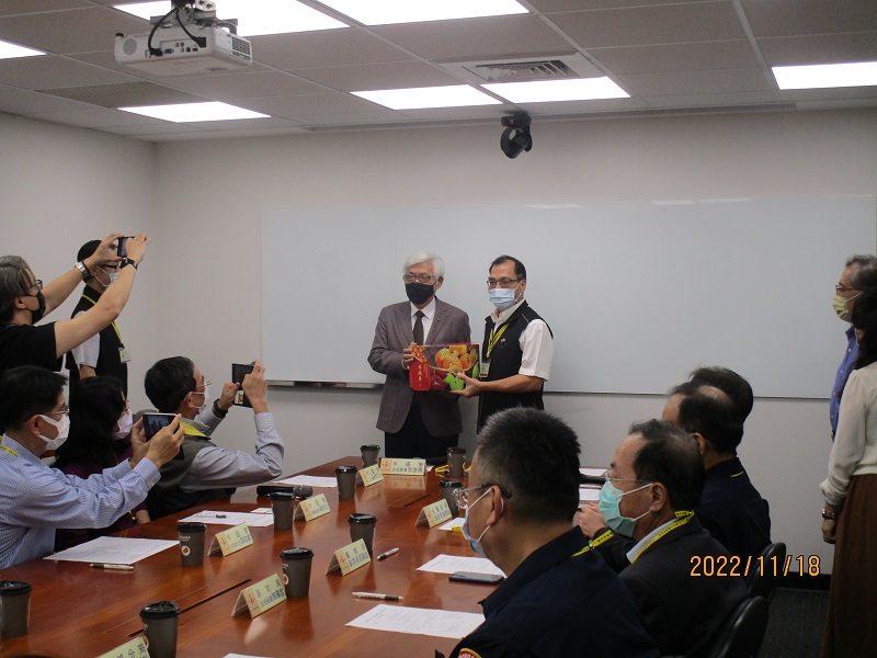 中選會主委李進勇致贈水果，由新北市選委會組長李偉人代表接受。 圖：新北市選委會提供