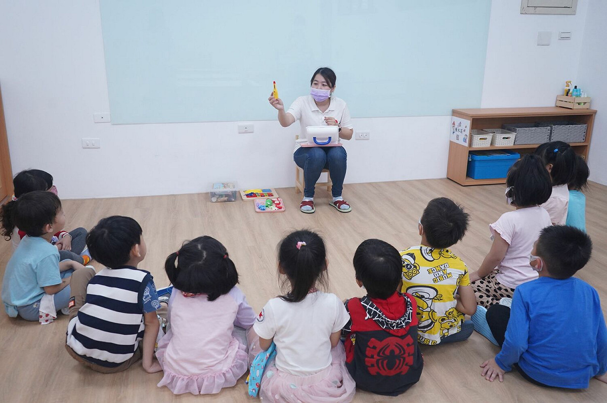 中信非營利幼兒園招收幼幼班到大班學齡幼兒，孩子除了可更貼近大自然，在寬廣的大學美式校園中奔跑、歡笑、快樂成長，還能與大學及國際實驗中學共享教學資源。  中信非營利幼兒園