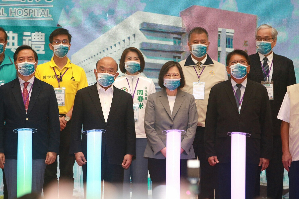 蔡英文(左三)出席屏東榮總落成營運。 圖：周春米競總提供