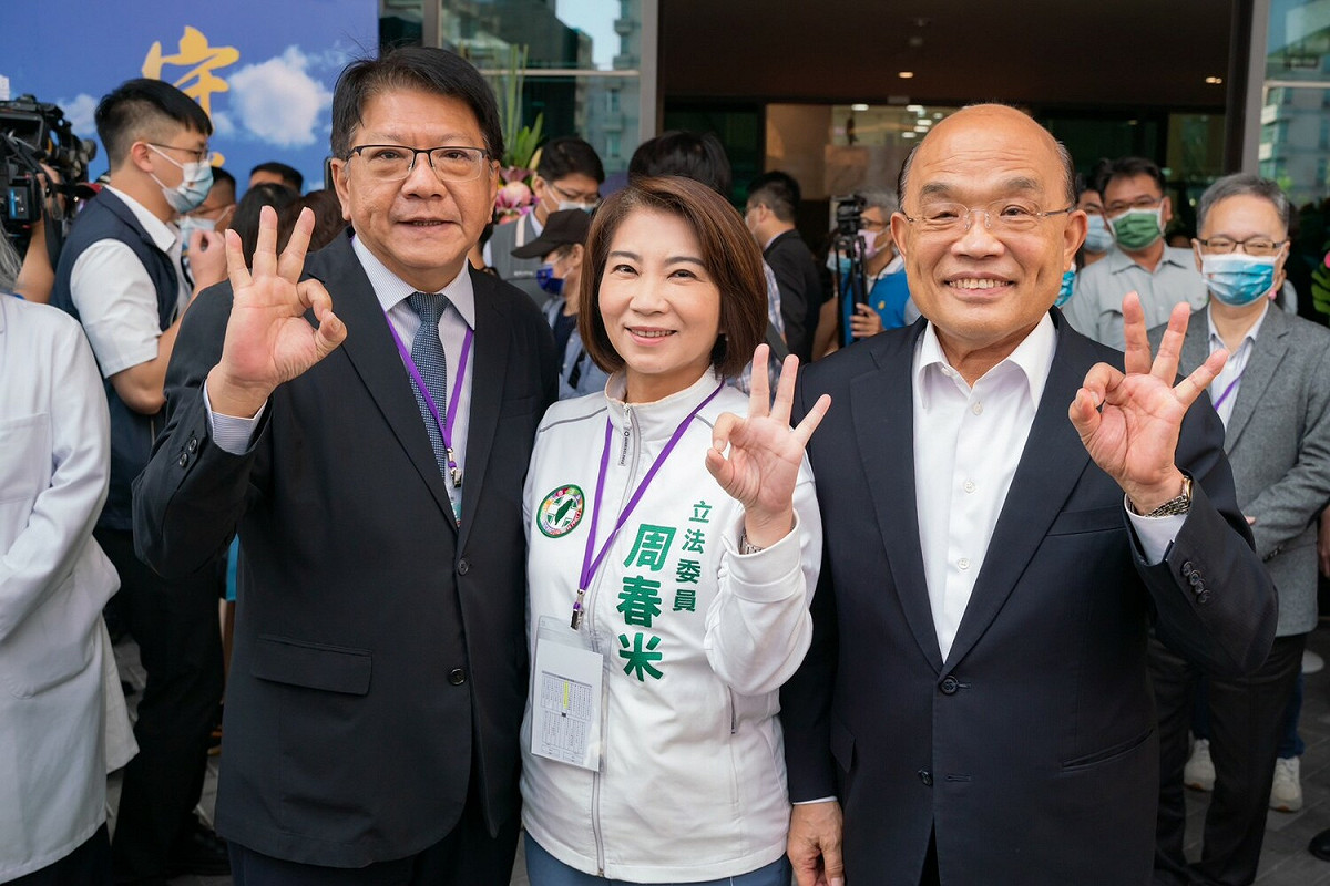 蘇貞昌(右)、潘孟安(左)與周春米。 圖：周春米競總提供