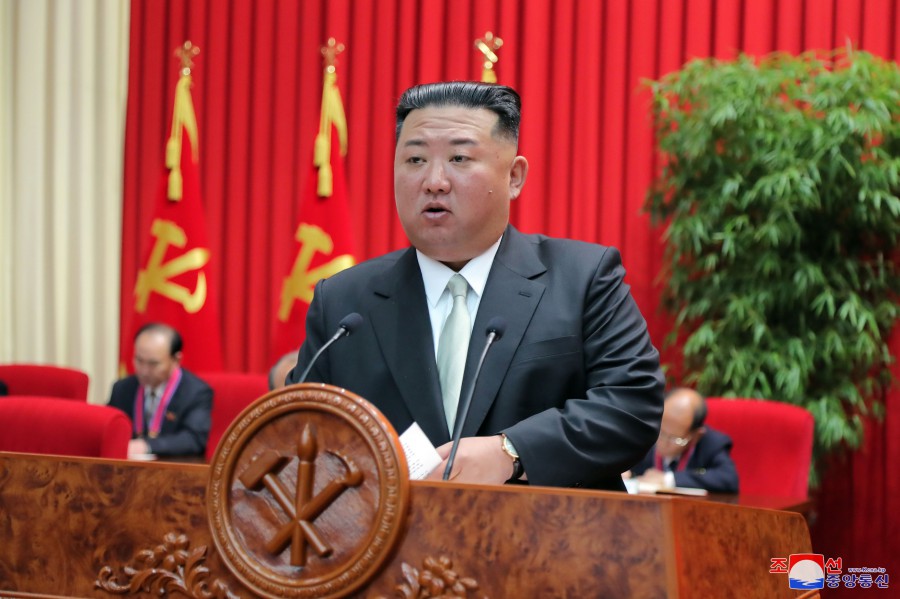北韓領導人金正恩傳「神隱」一個月未公開露面，引發外界揣測。圖為10月17日最後一次露面，在勞動黨中央幹部學校發表講話。 圖：翻攝朝中社