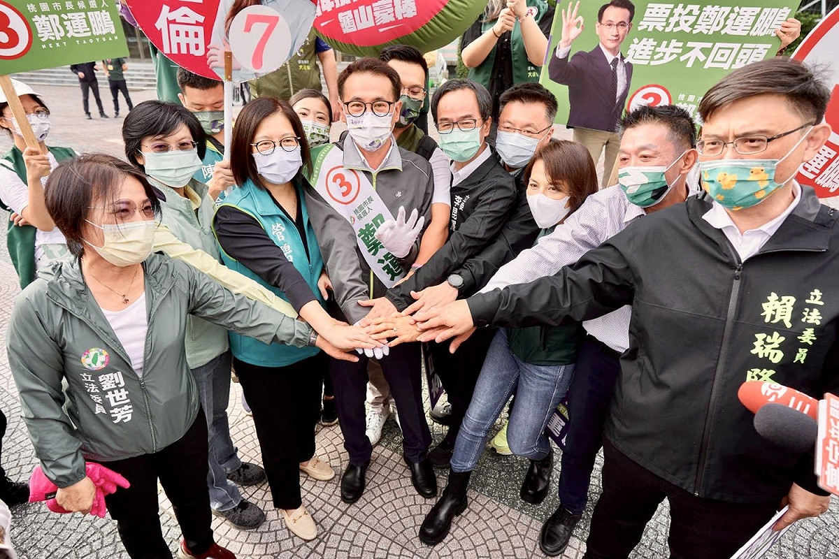 高雄八立委力挺鄭運鵬(中)。 圖：劉世芳服務處提供