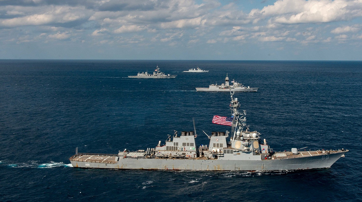 11月8至15日在日本關東以南的太平洋海域進行的「Malabar 2022」軍演，美軍「勃克級」飛彈驅逐艦「米利厄斯號(DDG-69)」最靠近鏡頭，明顯可以看到斑駁的鏽痕。 圖：翻攝U.S. 7th Fleet推特