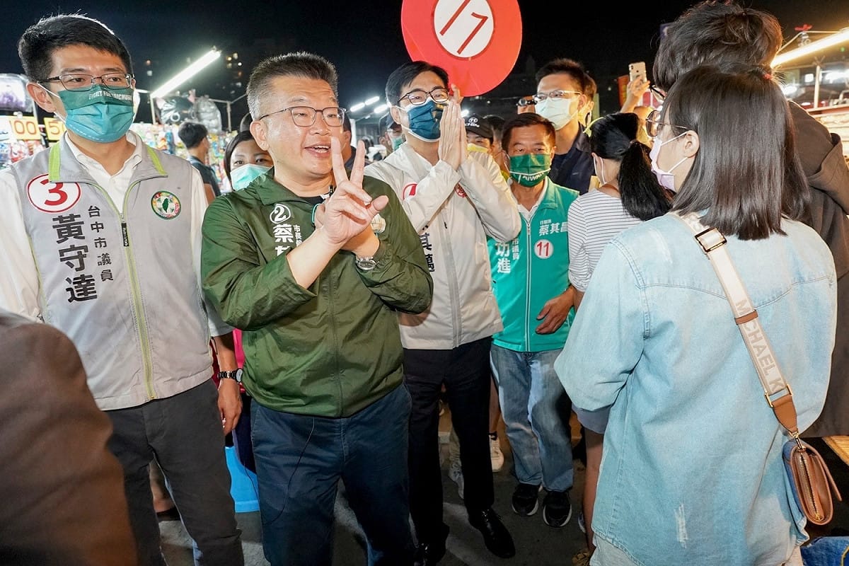 陳其邁陪蔡其昌到大慶夜市拜票。 蔡其昌競選總部/提供