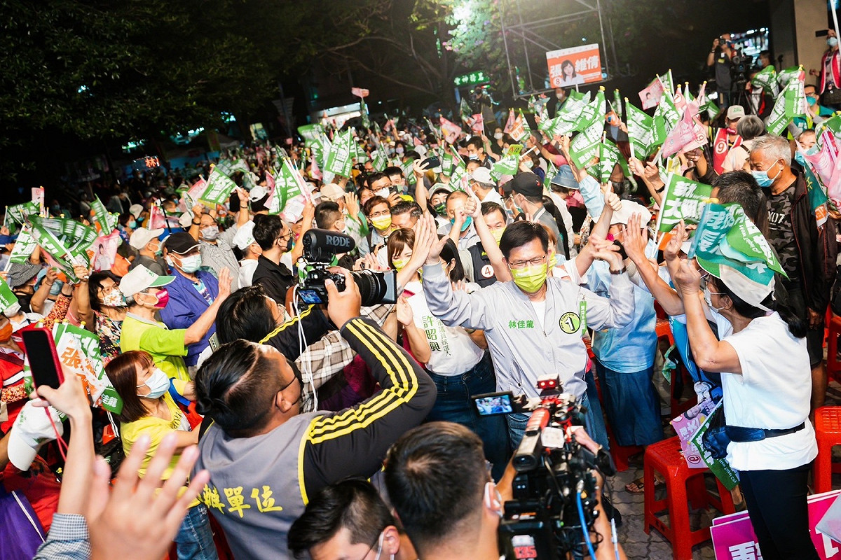 在週五晚間吸引滿場5千位支持者，連會場外都擠滿圍觀群眾。 圖：林競辦提供