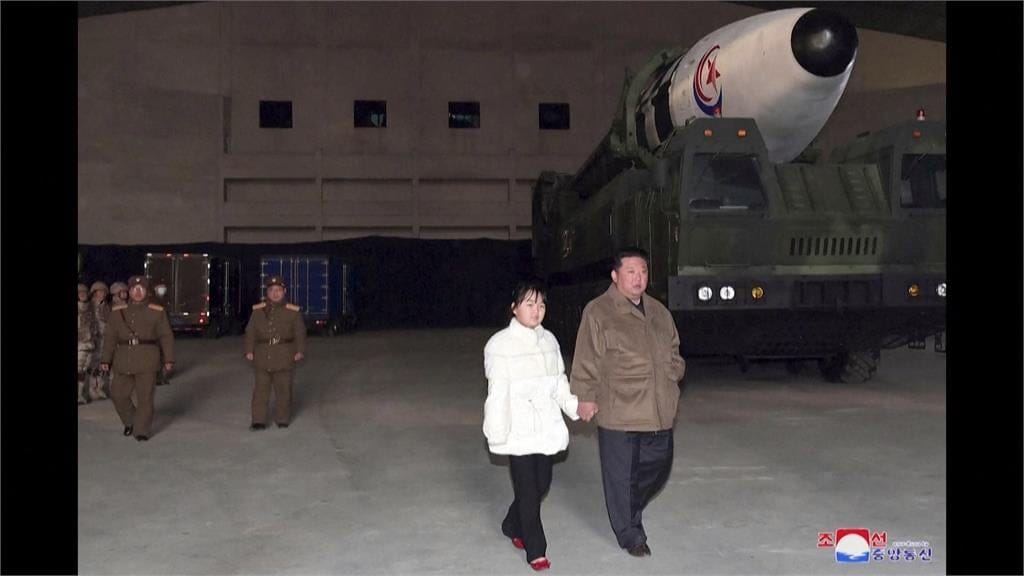 北韓官媒朝中社19日發佈一系列金正恩視察照片，寶貝女兒首度亮相 圖片來源/朝中社