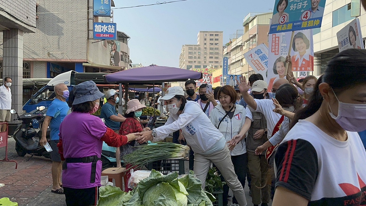 柯志恩(中)將請大咖造勢。 圖：柯志恩競辦提供
