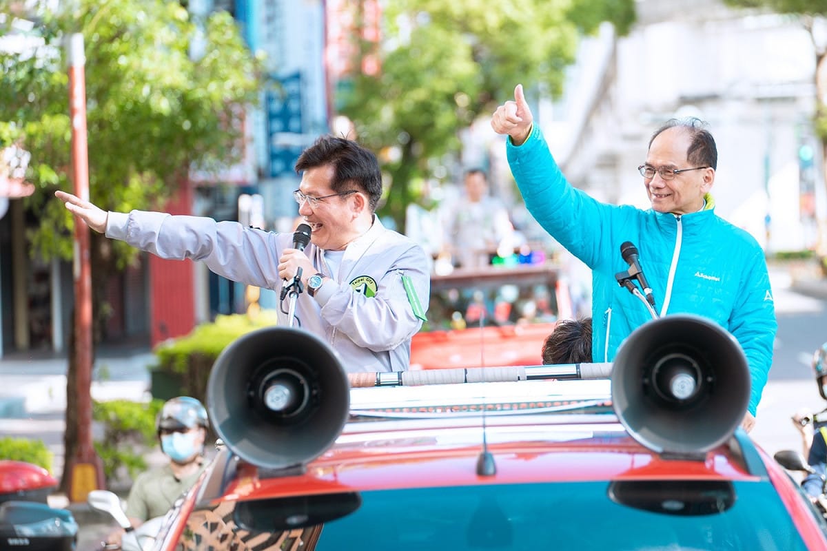 選前黃金周，林佳龍今天首度與立法院長游錫堃合體進行車隊掃街。 圖：林佳龍競辦提供