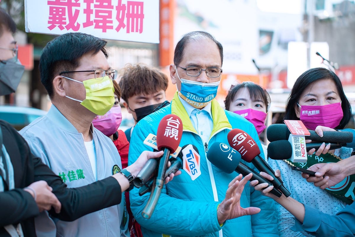 游錫堃表示，林佳龍有中央及地方歷練，來領導新北市，改變以台北市為中心的生態，讓雙北變成「雙蛋黃」，相信他能帶領新北市的進步，讓這座城市脫胎換骨。 圖：林佳龍競辦提供