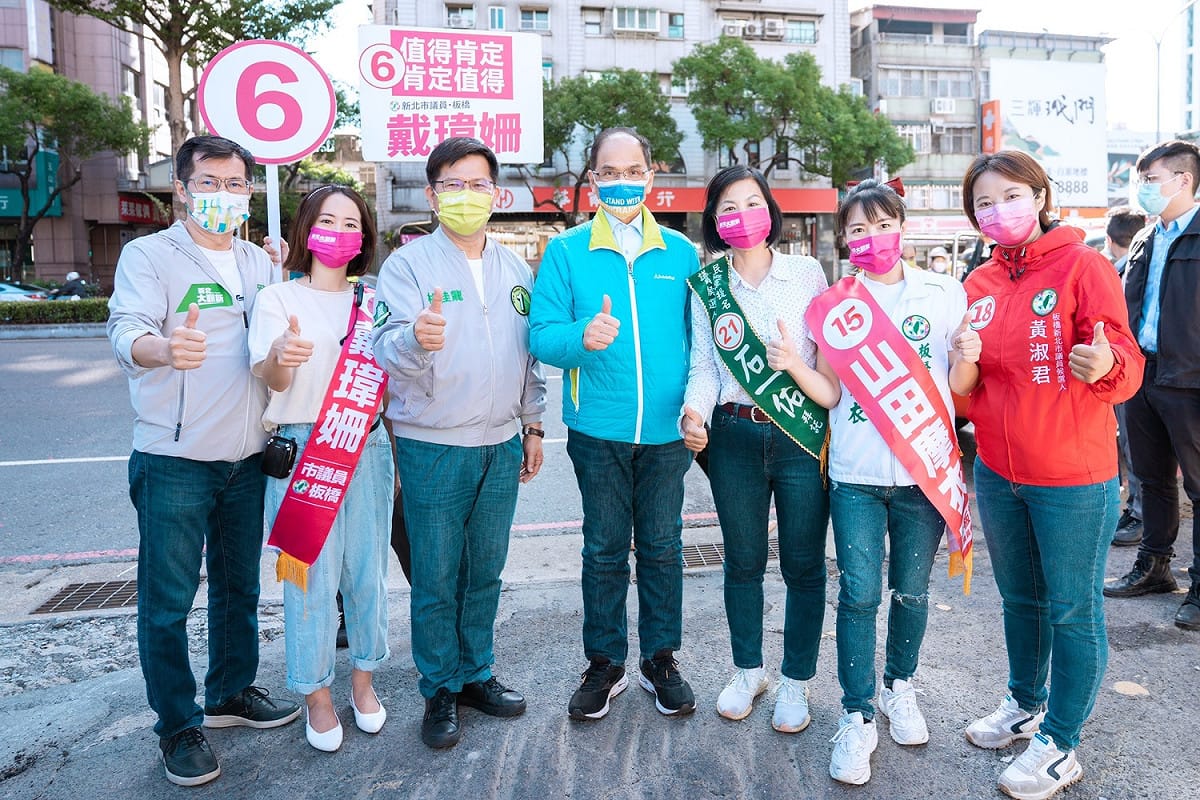 林佳龍今（19）天首度與立法院長游錫堃合體進行車隊掃街，在立委羅致政、市議員戴瑋姍、黃俊哲，以及市議員候選人石一佑、黃淑君、山田摩衣的陪同下向板橋區市民請託拜票。 圖：林佳龍競辦提供