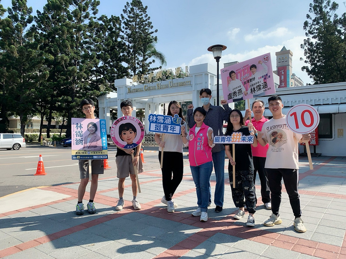 台中東南區市議員候選人10號林霈涵在中興大學校門口倡議設立「青年發展局」。 林霈涵競選總部／提供