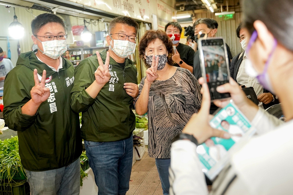 蔡其昌與台中市議員施志昌到大甲市場拜票。 蔡其昌競選總部／提供