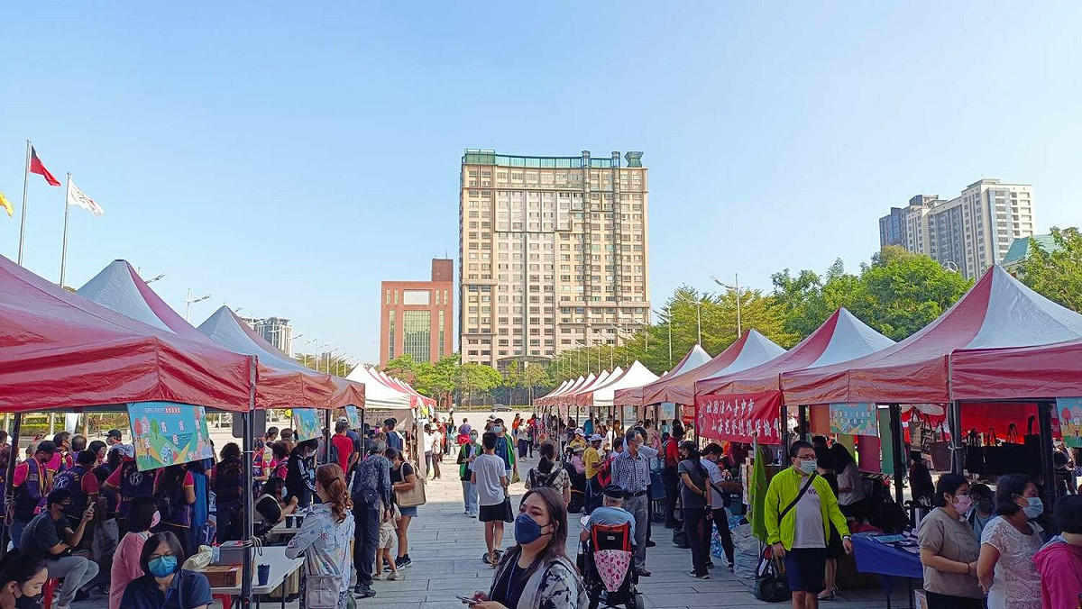 園遊會攤位熱鬧非凡。 台中市政府/提供