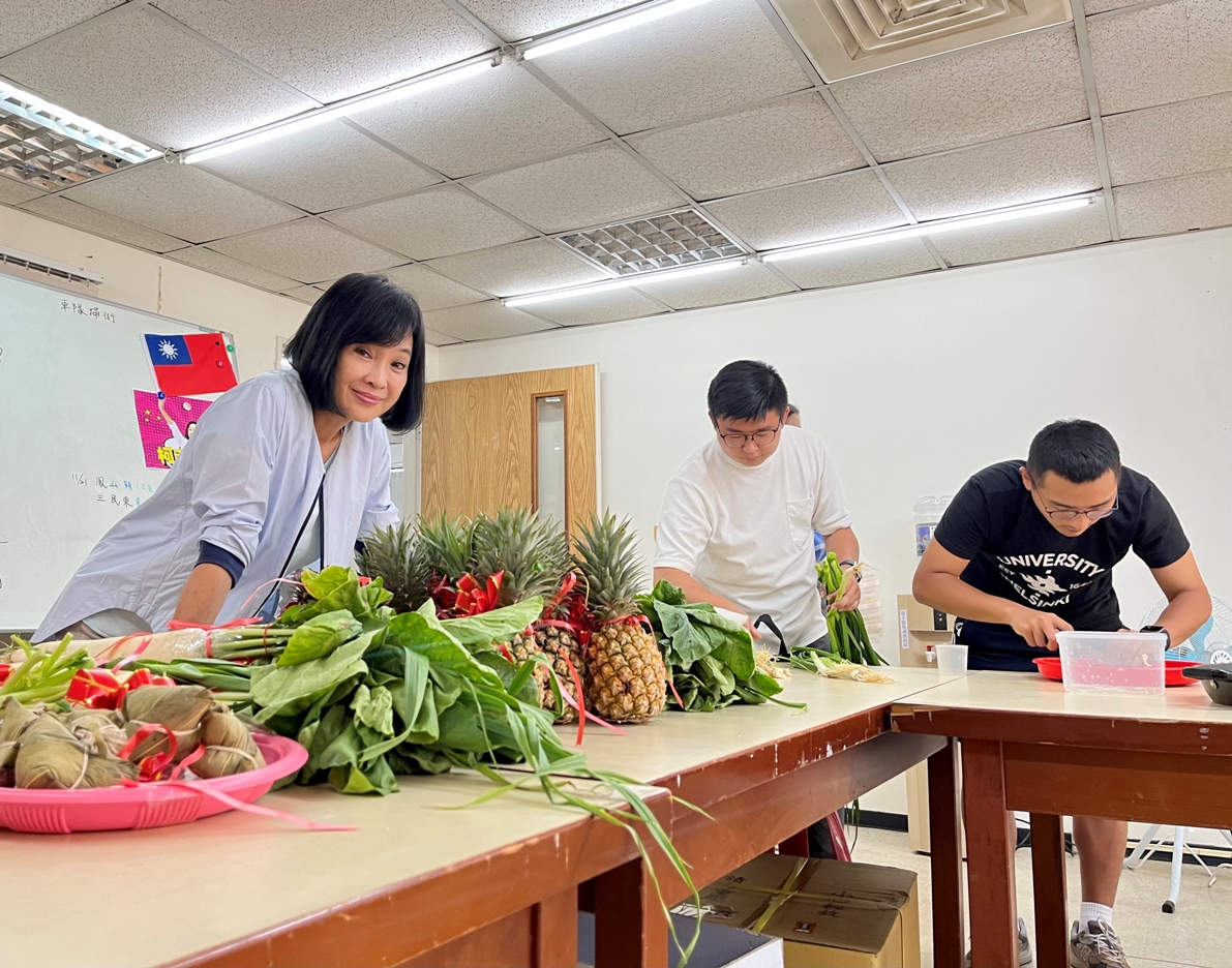 柯志恩(左)展示掃市場的戰利品。 圖：柯志恩競辦提供
