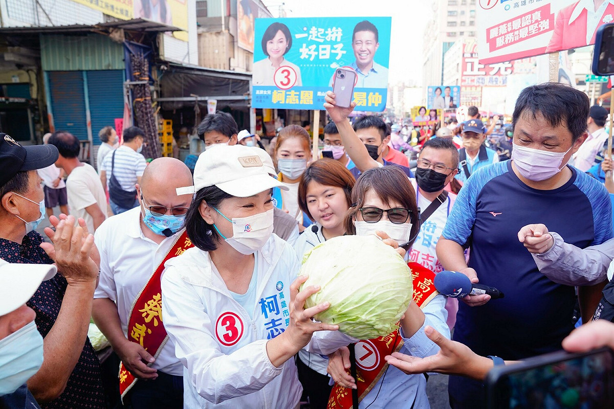 柯志恩接下高麗菜。 圖：柯志恩競辦提供