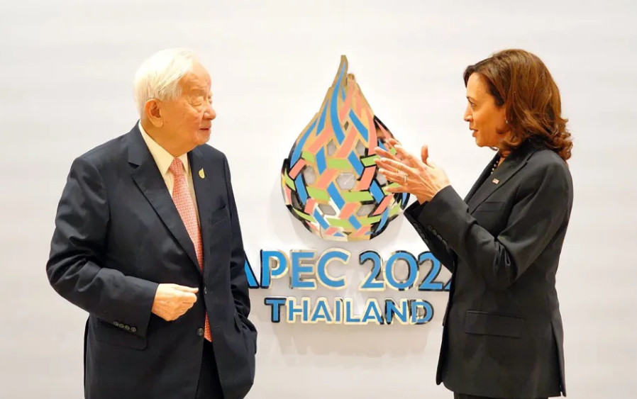 台灣代表張忠謀今（19）日與美國副總統賀錦麗（Kamala Harris）在 APEC 場邊會晤，兩人親切交談並合影。 圖: APEC台灣代表團提供（資料照）