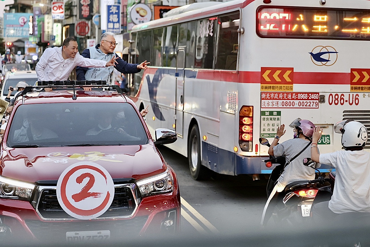 新北市長侯友宜今車掃橫跨三重、蘆洲，受到鄉親熱情回應。 圖：侯友宜選辦提供