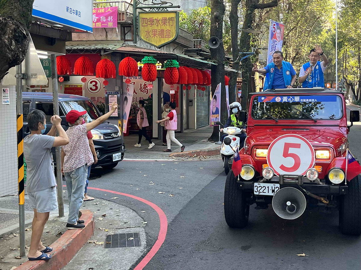 新北市長侯友宜今車掃首站來到新店，和支持互動。 圖：侯友宜選辦提供