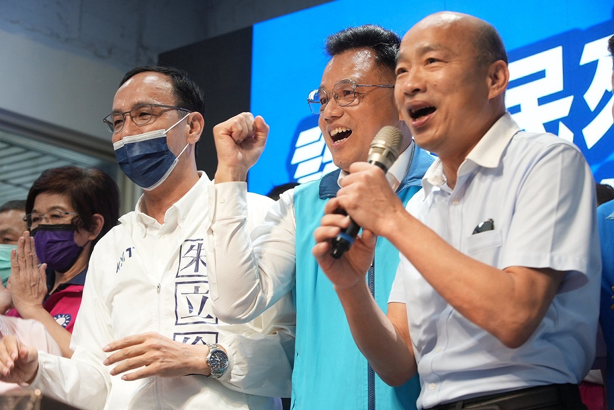 國民黨主席朱立倫、韓國瑜日前為國民黨新竹市長候選人林耕仁站台後，藍營地方仍醞釀棄保效應。 圖：翻攝自林耕仁臉書（資料照）