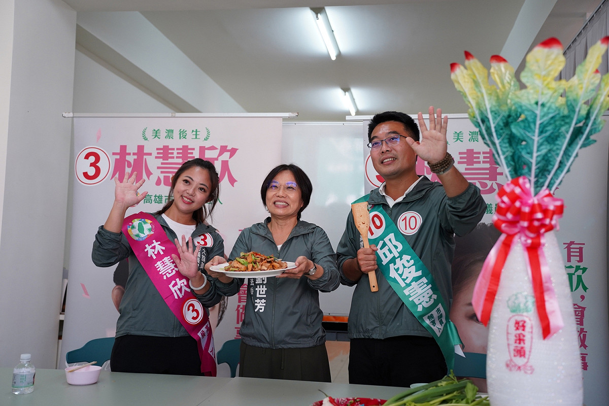 劉世芳(中);以客家小炒為兩位候選人加油 。 圖：林慧欣競總提供
