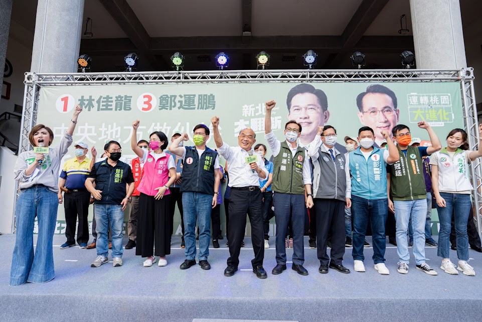 蘇貞昌、鄭文燦及林佳龍、鄭運鵬聯合造勢，帶領高乃芸（右一）等市議員候選人一起衝刺。 圖：林佳龍競選辦公室提供
