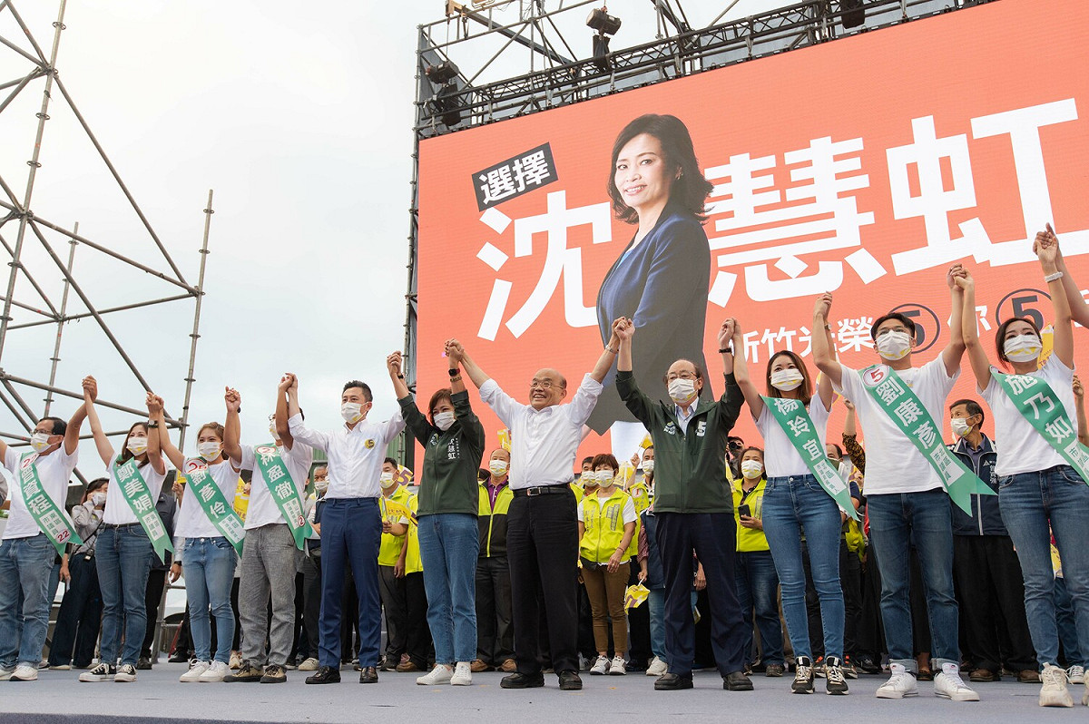 沈慧虹今（19）日舉辦「顧新竹、5幸福」香山大團結造勢，行政院長蘇貞昌、新竹市長林智堅、立委柯建銘、立委余天、資深媒體人鄭弘儀到場助講。 圖：沈慧虹競辦提供