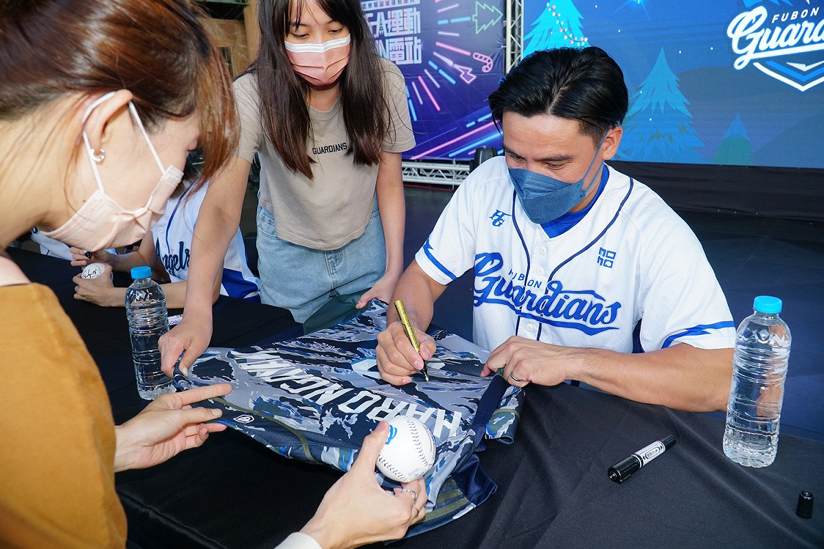 富邦悍將王勝偉幫球迷簽名。 圖：新北市體育處提供