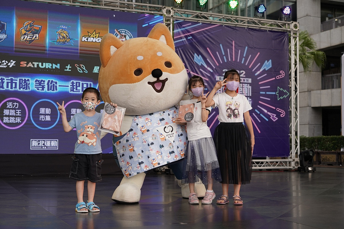 廢柴吸引小朋友排隊合照。 圖：新北市體育處提供