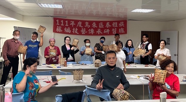 烏來區公所開辦藤編技藝傳承研習班，民眾踴躍參加。 圖：新北市原民局提供