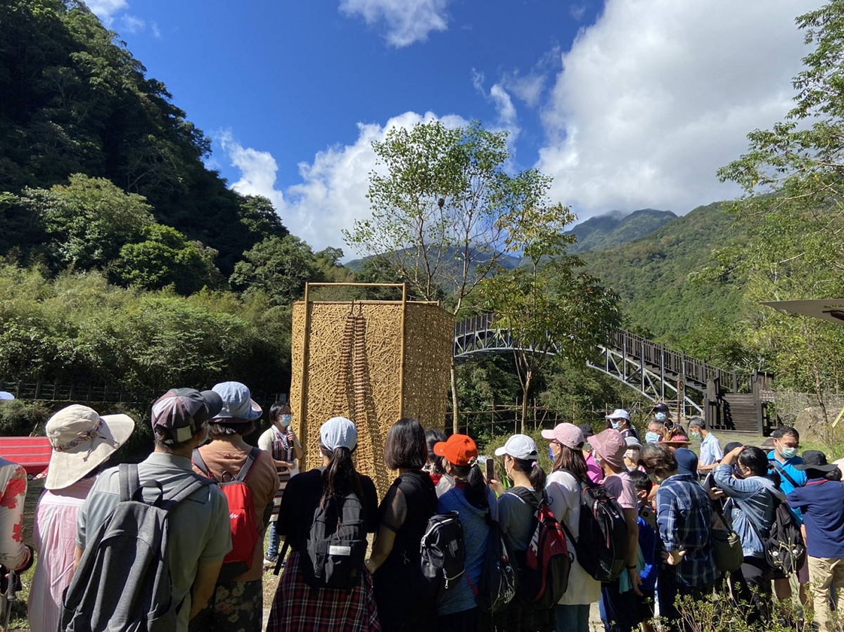 新北市原住民部落大學辦理之環境教育課程，由當地泰雅族導覽員向學員說明大羅蘭溪周遭生態景致。 圖：新北市原民局提供