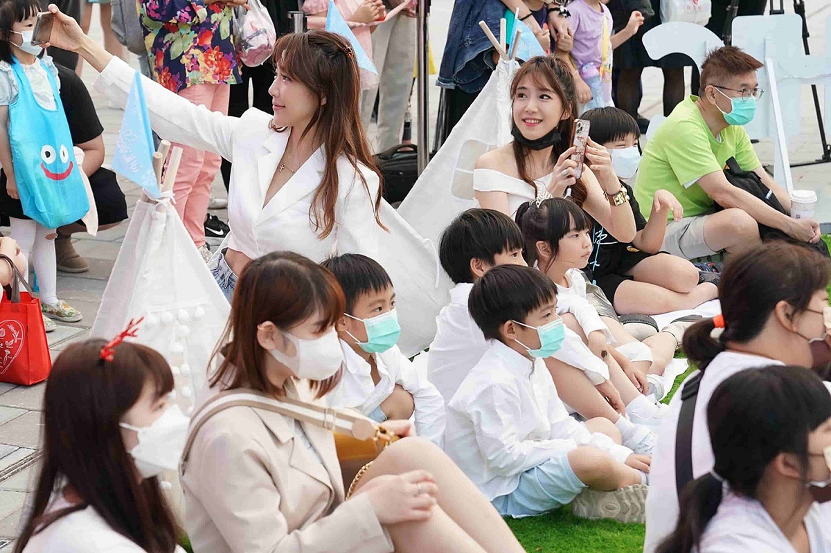 現場各種精彩演出、魔術互動，讓網紅依依佩佩與小朋友們擁有驚奇的快樂時光，為白色派對留下滿滿歡樂回憶！ 圖：新北市觀旅局提供