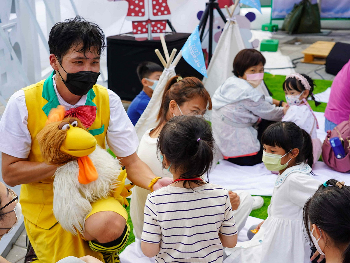今(19)日府中小舞台由「白色DJ秀」、「腹語默劇」打頭陣，後續還有實力派歌手林威良、琳誼輪番上陣，帶來動聽歌聲！ 圖：新北市觀旅局提供