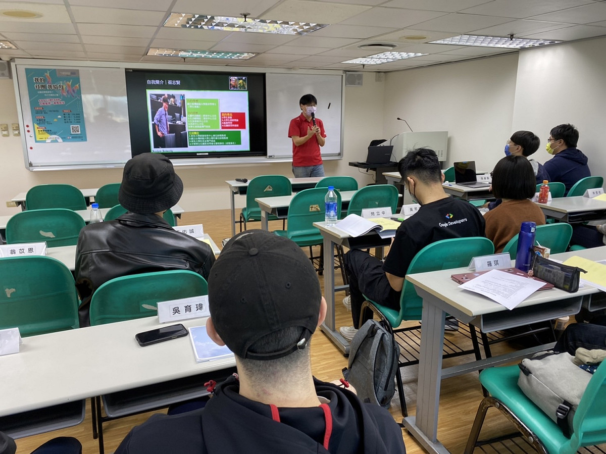 講師分享企劃行銷錦囊密技，引導同學撰寫計畫。 圖：新北市青年局提供
